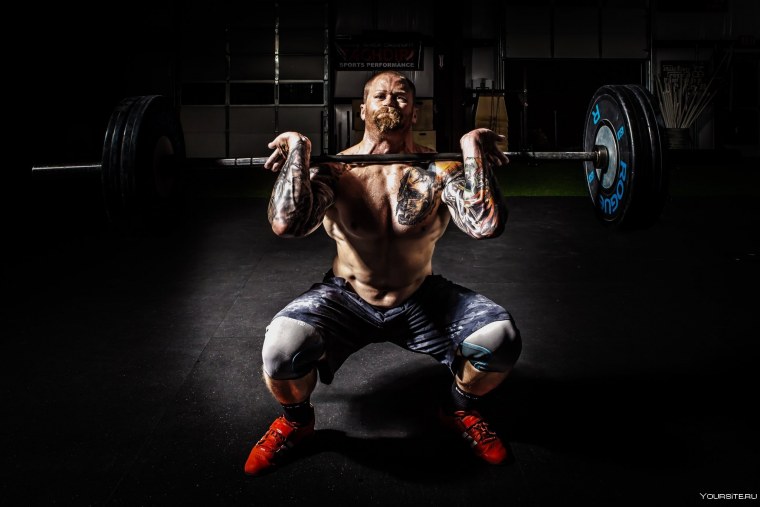 Мускулистый мужчина