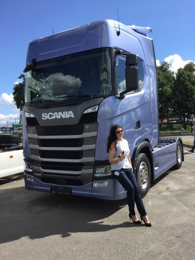 Девушки на фоне грузовиков