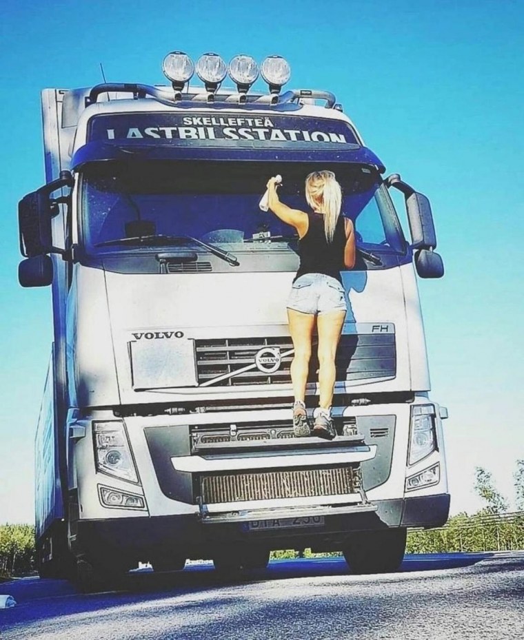 Девушки и Грузовики