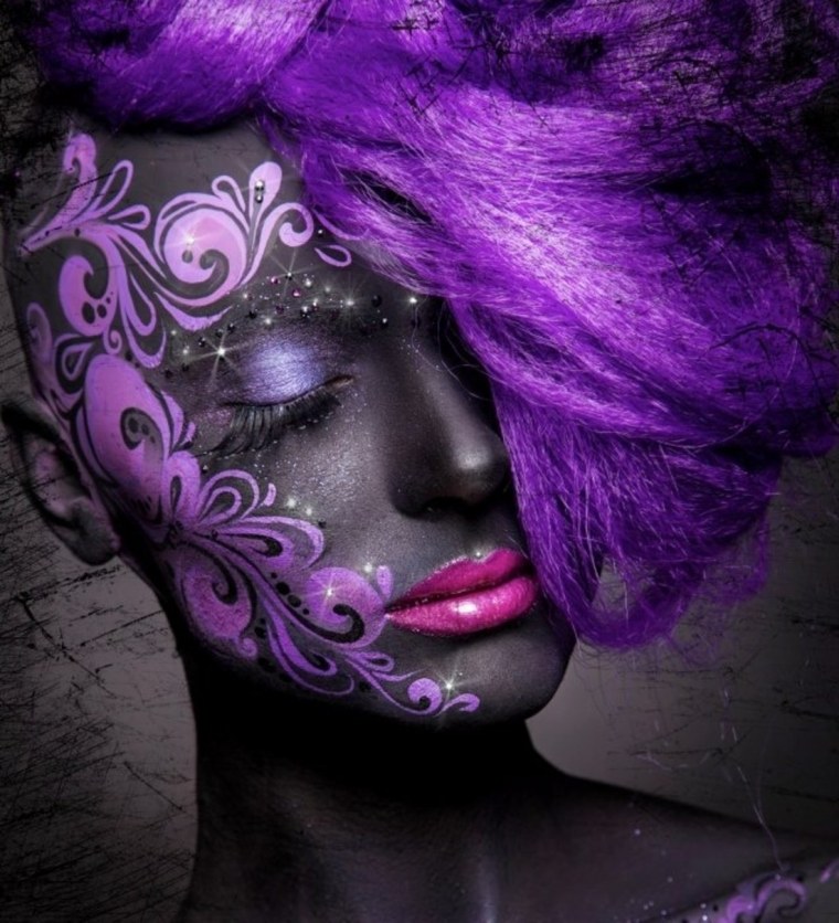 Девушка с сиреневыми волосами