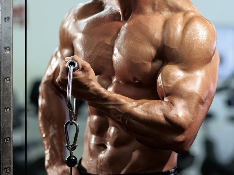 Красивая накаченная спина мужчины