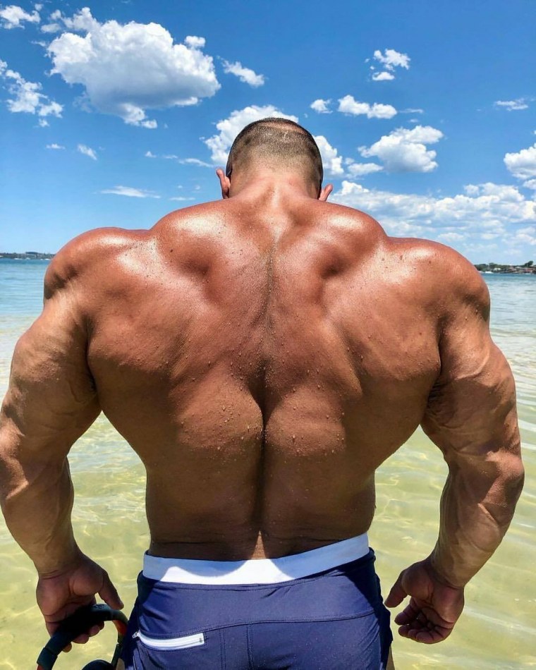 Мускулистый мужчина