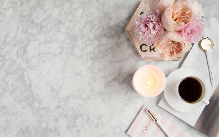 Бежевый фон с зелеными листьями