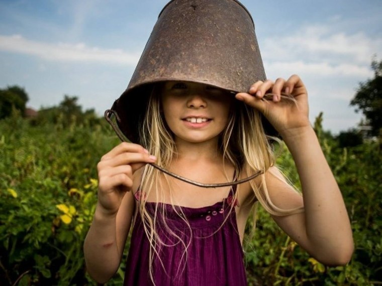 Девочка с ведром на голове