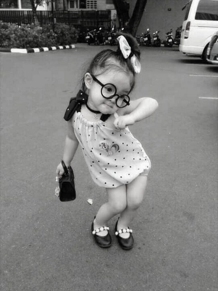 Очень смешная девочка