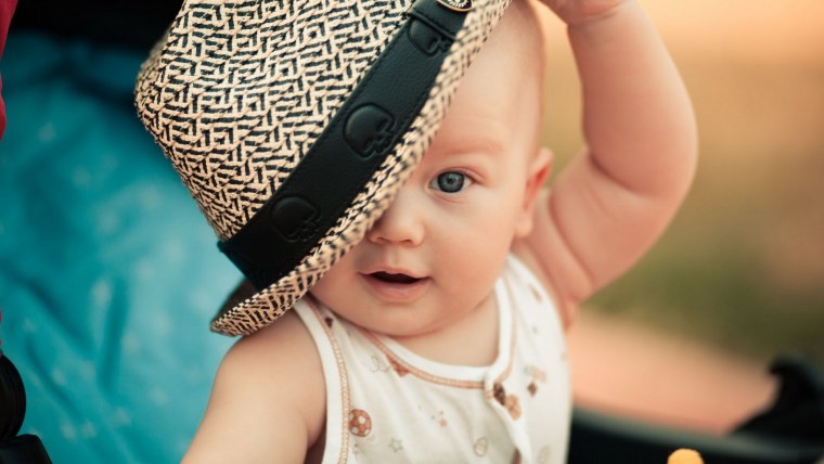 Малыш в шляпе