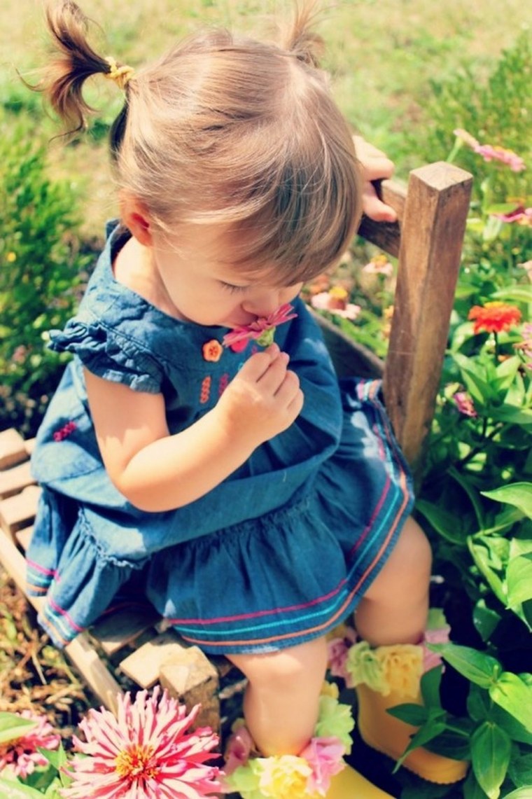 Маленькая девочка два года