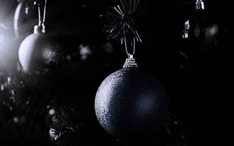 Новогодние шары на темном фоне