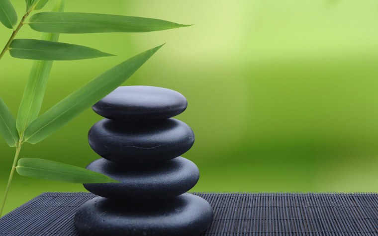 Красные иероглифы на черном фоне