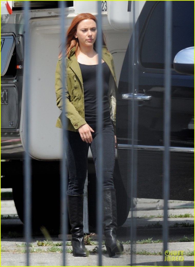 Скарлетт Йоханссон курит