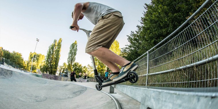 Трюки на самокате в закате