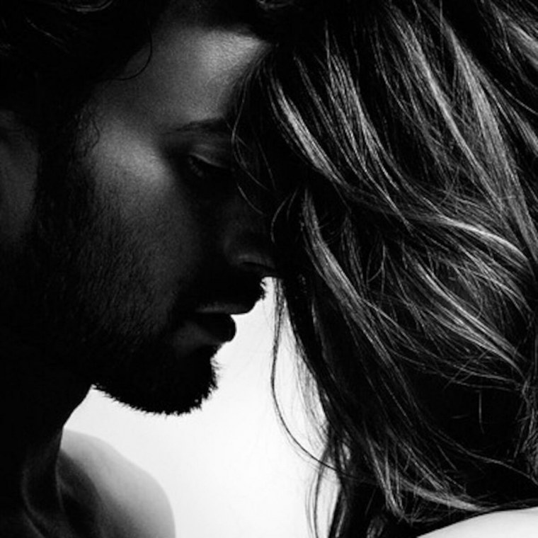 Мужчина целует девушку в шею