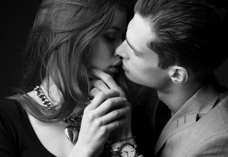 Целует в лоб