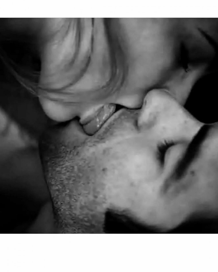 Страстный поцелуй женщины