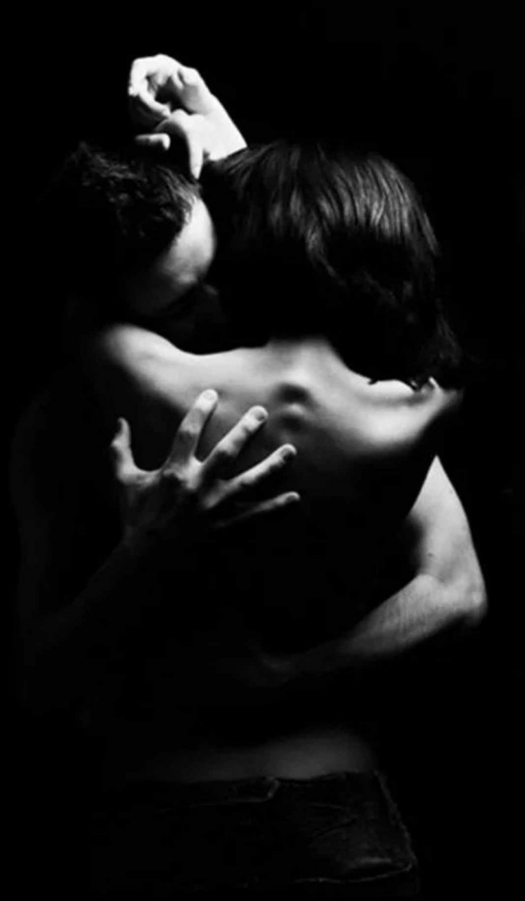 Нежный поцелуй в шею