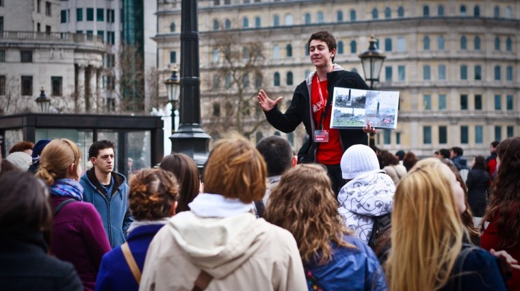 Экскурсовод на экскурсии