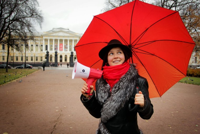 Экскурсовод с красным зонтиком