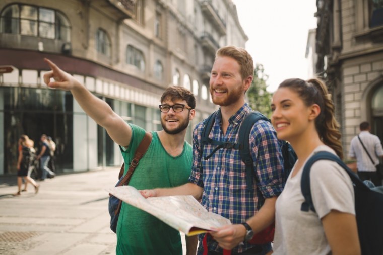Экскурсовод с группой