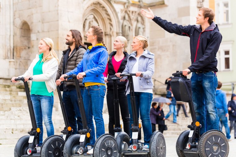 Экскурсовод с группой