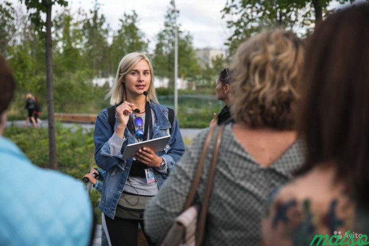 Девушка экскурсовод