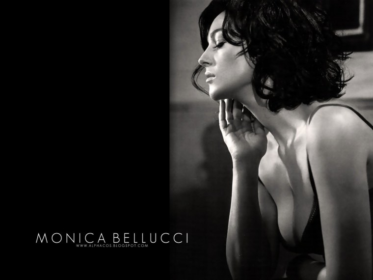 Моника Беллуччи в корсете