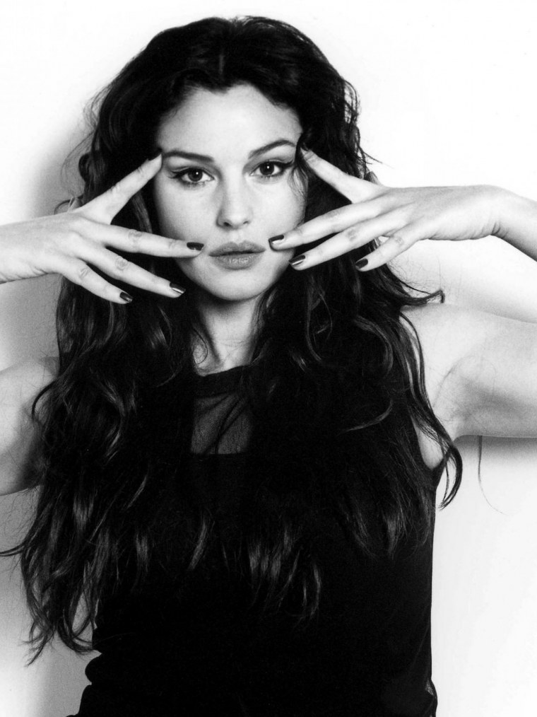 Моника Беллуччи за стеклом