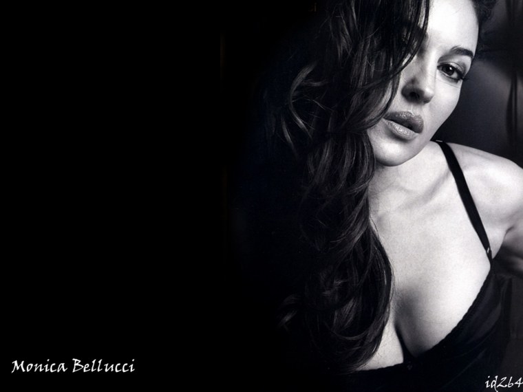 Моника Белуччи в полный рост