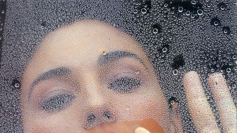 Моника Беллуччи в молодости улыбается