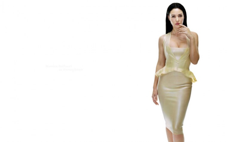 Моника Беллуччи в белье фон