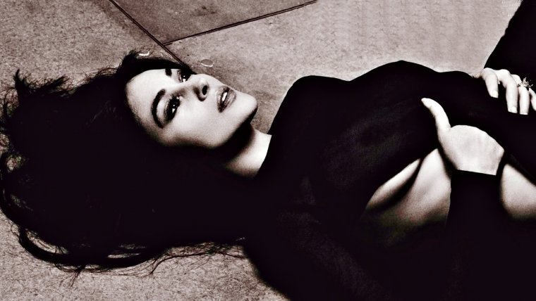 Моника Беллуччи на черном фоне