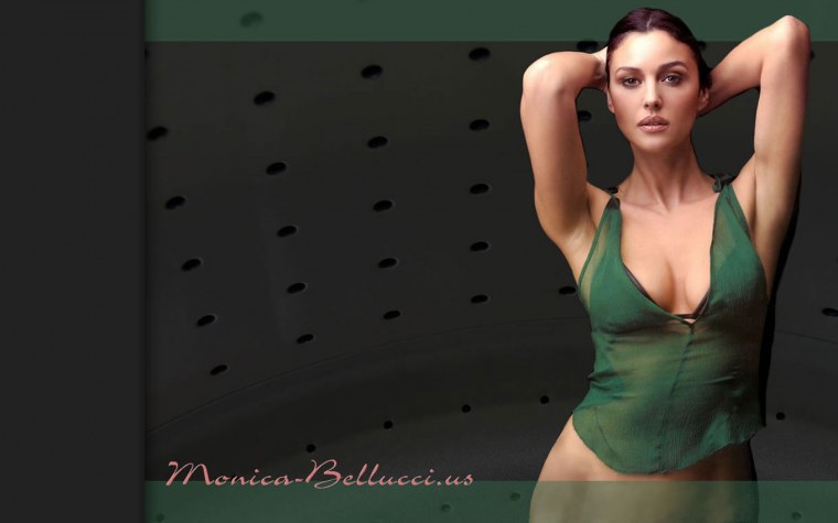 Моника Беллуччи в Красном 1920х1080