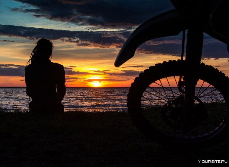 Мотоциклист на закате