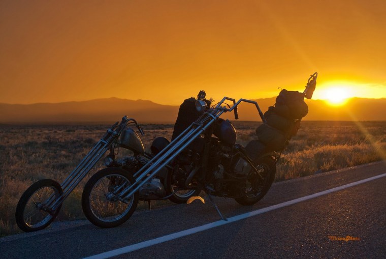 Байкер на закате