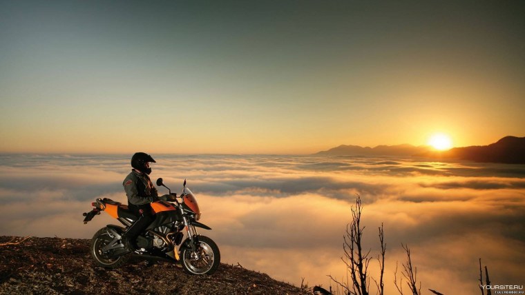Мотоциклист на закате
