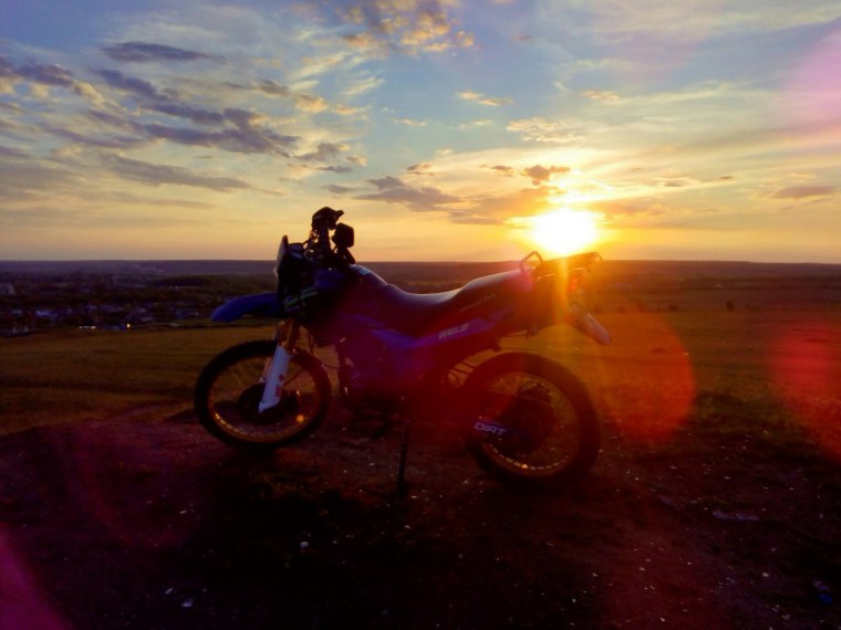 Мотоцикл на фоне заката