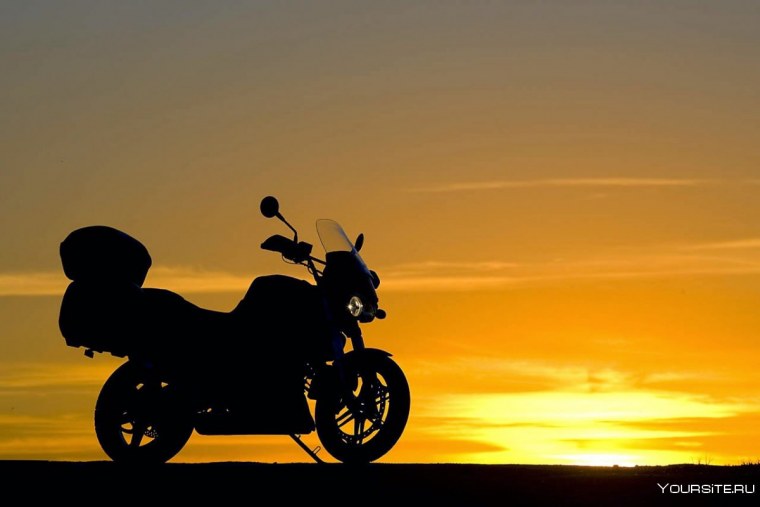 Закат и мотоцикл кросс