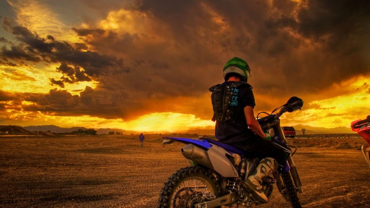 Пара на мотоцикле на закате