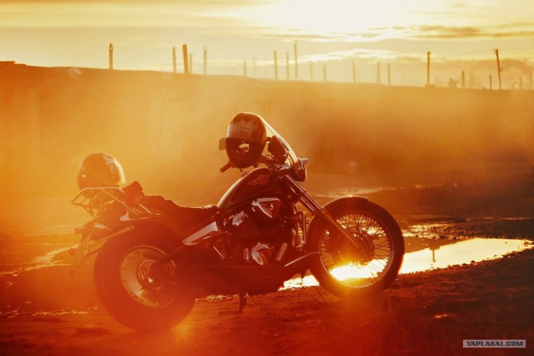 Парень на мотоцикле на закате