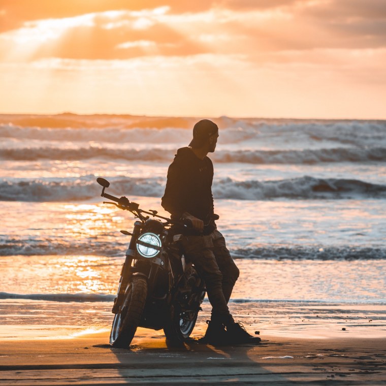 Кроссовый мотоцикл на закате
