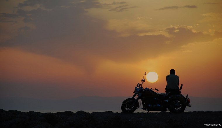 Одинокий мотоциклист