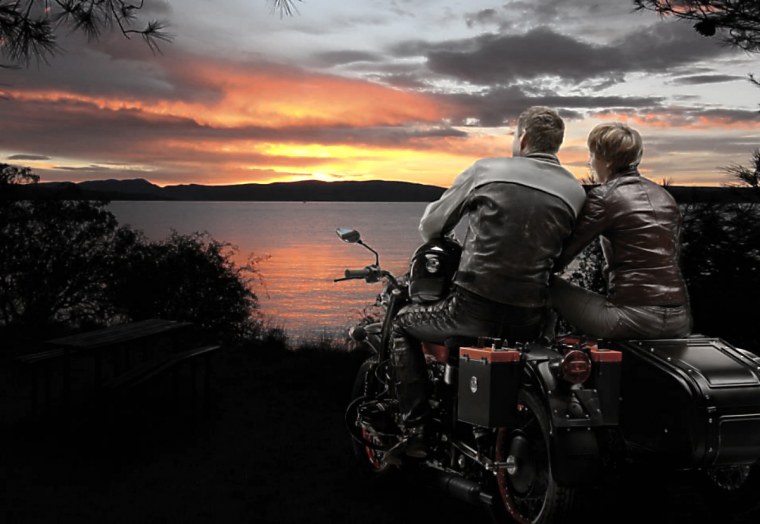 Пара на мотоцикле на закате