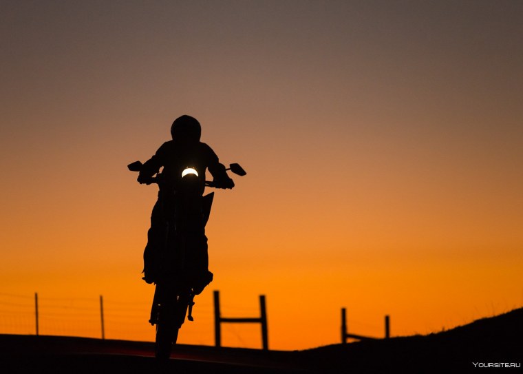 Мотоцикл на рассвете