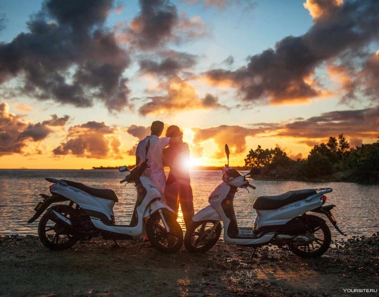 Мотоцикл едет