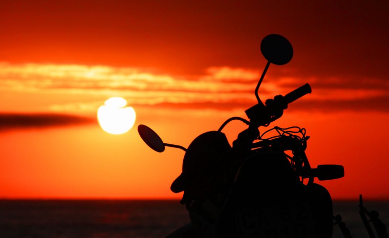 Байкер на закате