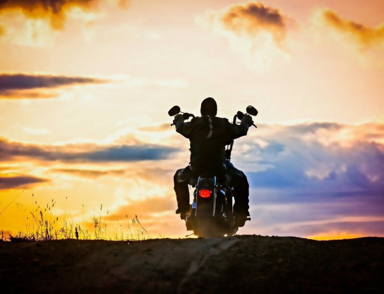 Мотоциклист на закате