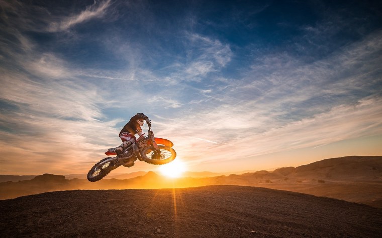 Байкер на закате