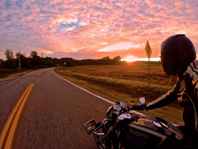 Байкер на закате