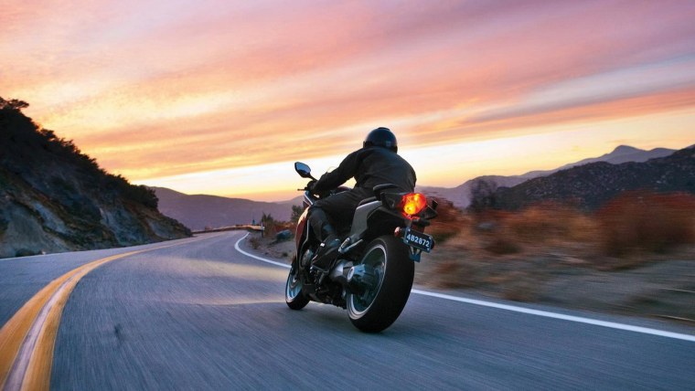 Байкер на закате