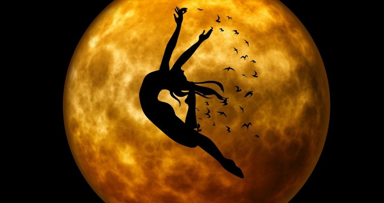 Луна на черном фоне