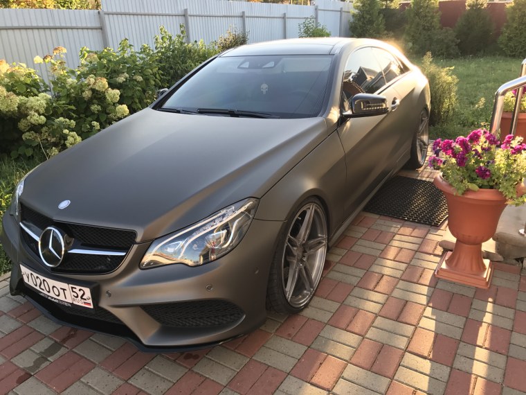 Мерседес е200 серый матовый